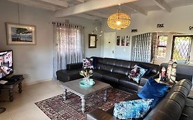 Big Fish Seaside Cottage, Sleeps 10 Guests In 5 Bedrooms